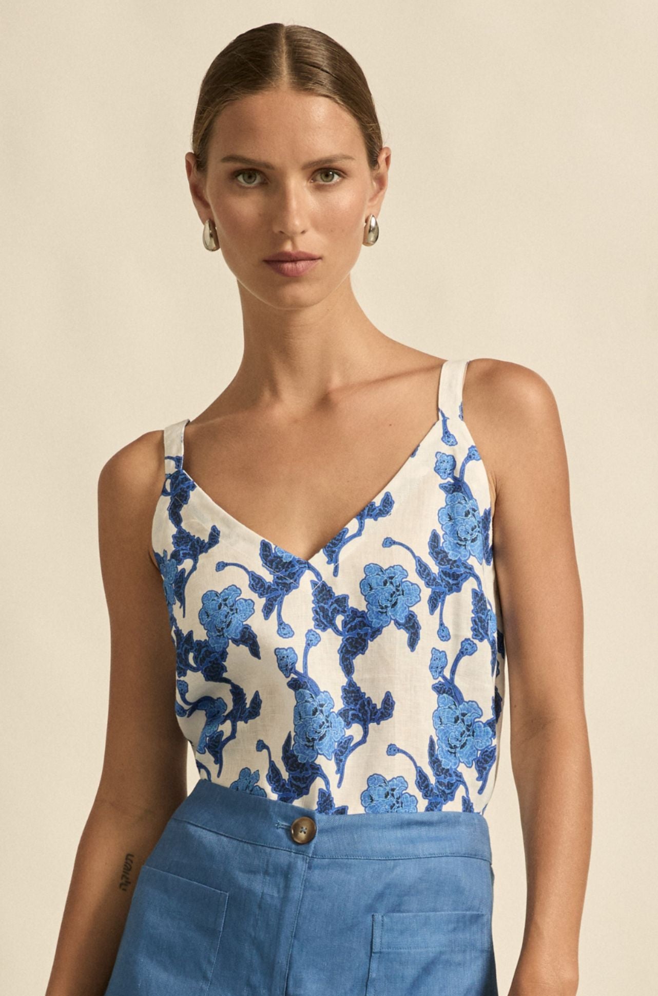 zoe kratzmann - memo top in azure bouquet