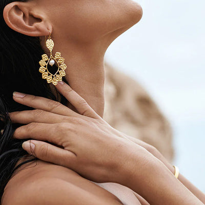 Nicole Fendel - Cierre Earring in Gold & Freashwater Pearl