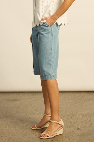 zoe kratzmann - compass short in light washed denim
