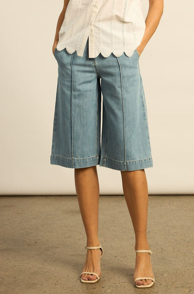 zoe kratzmann - compass short in light washed denim