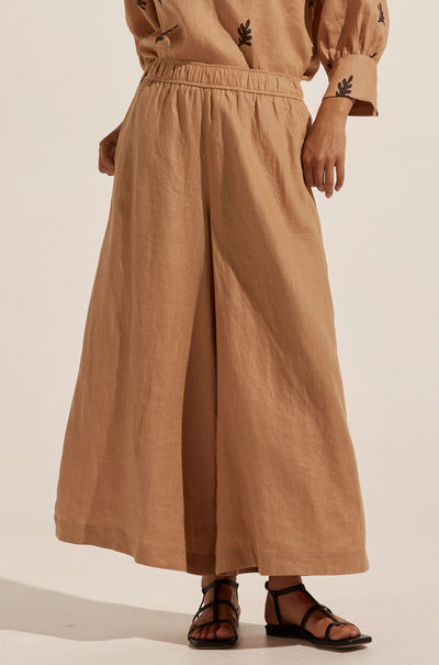 zoe kratzmann - stance pant in cafe