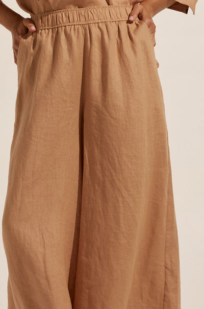 zoe kratzmann - stance pant in cafe