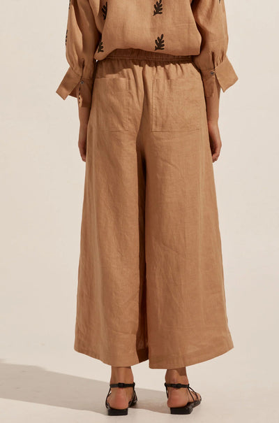 zoe kratzmann - stance pant in cafe