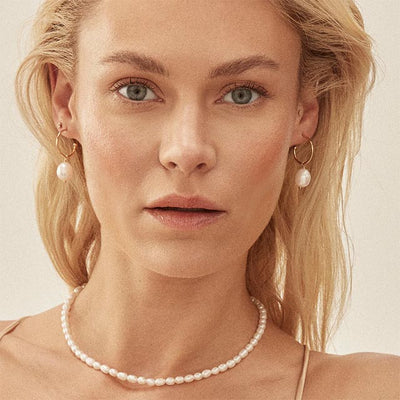 Nicole Fendel - Gia Huggie Earrings in Gold & Freshwater Pearl