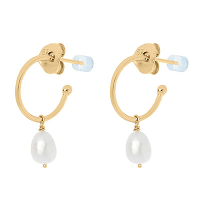 Nicole Fendel - Gia Huggie Earrings in Gold & Freshwater Pearl