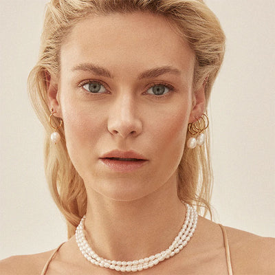 Nicole Fendel - Gia Huggie Earrings in Gold & Freshwater Pearl